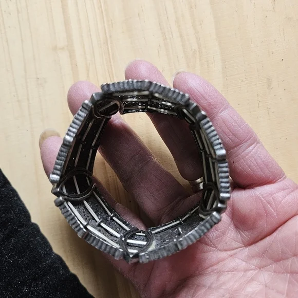 Premier Designs Victorian-style Filigree with Peridot Stretch Bracelet - Picture 6 of 9